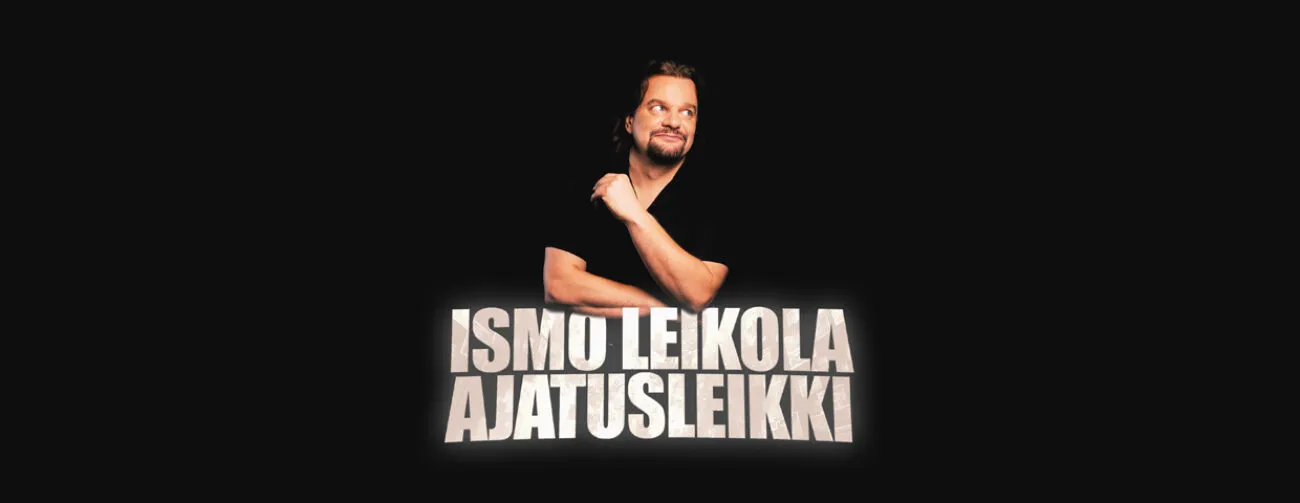 Ismo Leikola hymyilee itsevarmana mustalla taustalla, jossa lukee hänen nimensä ja esityksensä nimi suurilla vaaleilla kirjaimilla.