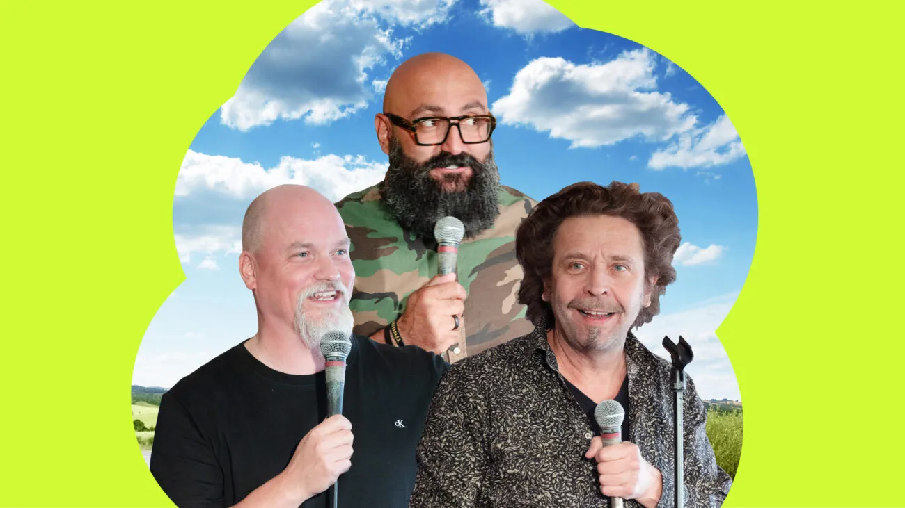 Kolme miestä stand-up-komiikkaa esittämässä, taustalla kirkas sininen taivas ja vihreät maisemat.