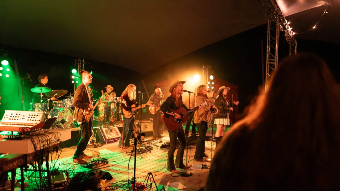 Kuvassa esiintyy Saimaa Band live-keikalla Utran Uittotuvan Uittoareenalla.